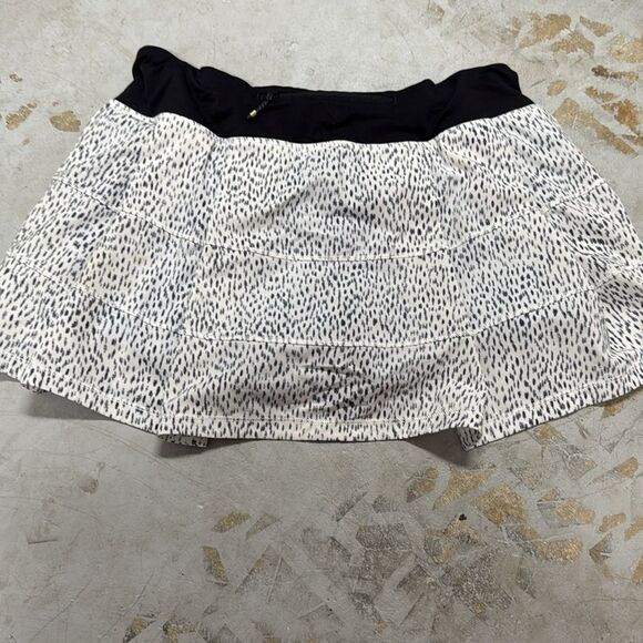 Black and White Patterned Athletic Skirt LULULEMON - Size 8 - Picture 2 of 4